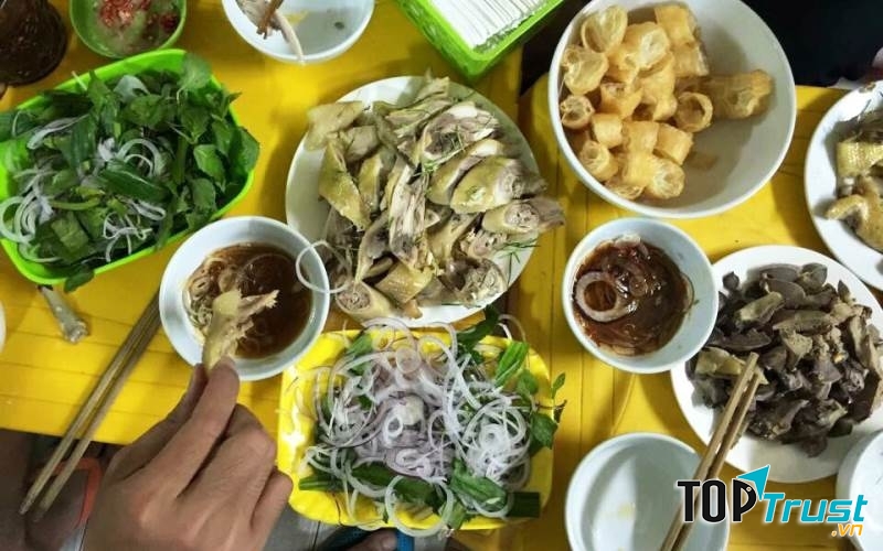 Giá đồ ăn tại quán Long Hương không rẻ, nhưng có lẽ đắt xắt ra miếng