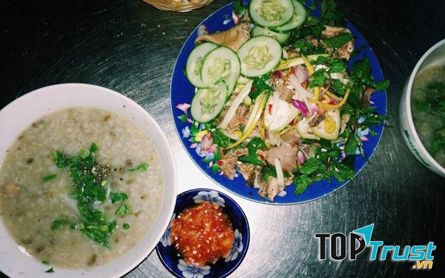 Tô cháo vịt đầy ắp rất hấp dẫn