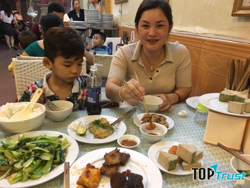 Nhiều gia đình đến quán để thay đổi khẩu vị