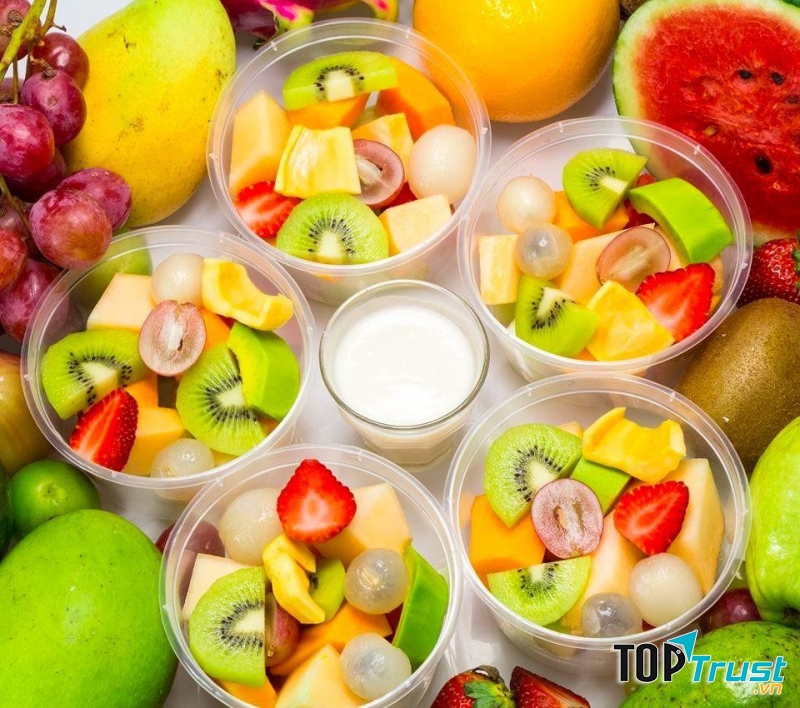 Cốc chè hoa quả vô cùng bắt mắt