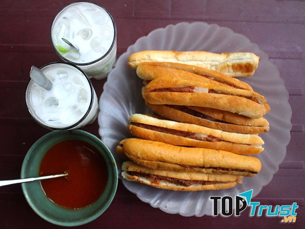 Hình ảnh hấp dẫn của bánh mì và chè thái