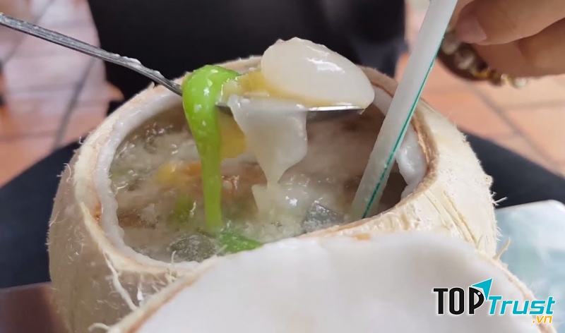 Cùi dừa được nạo thành sợi ăn sần sật, bùi bùi khá lạ miệng