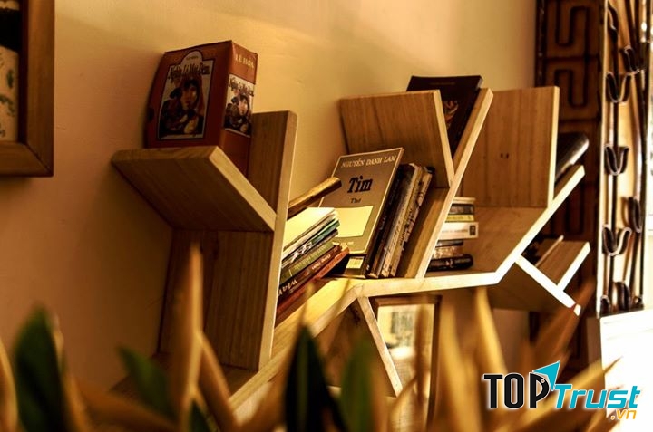 Nằm ở đường Hoà﻿﻿﻿ng Sa, quán cà phê bình yên trong không gian được trang trí nhẹ nhàng.