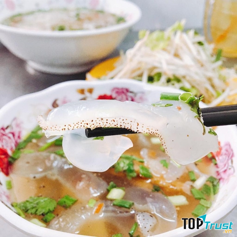 Bún cá sứa với những miếng sứa trong veo, giòn giòn