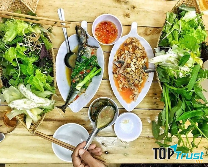 Món cá nục hấp cuốn bánh tráng