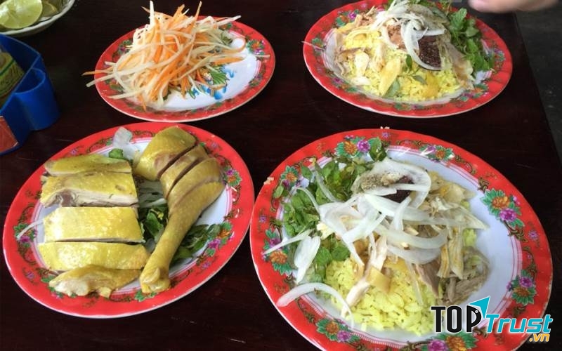 Quán Cơm Gà Bà Buội là một trong những quán cơm gà nổi tiếng nhất tại Hội An