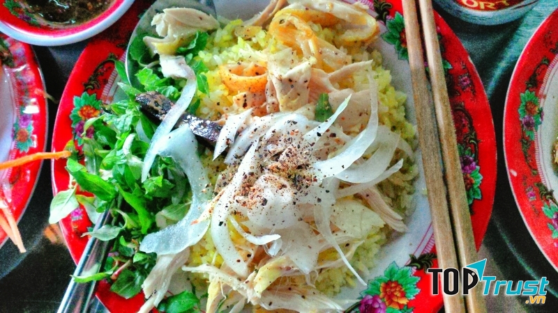 Cơm gà Bà Hồ chỉ phục vụ duy nhất món cơm gà Hội An ăn kèm đĩa dưa chua cay cay