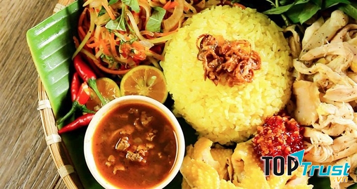 Cơm gà cùng với nộm và nước sốt đặc biệt