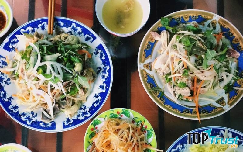 Hương vị cơm gà tại quán Bà Thuận khá độc đáo và hấp dẫn