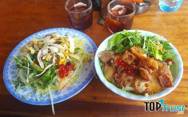 Cơm gà Cô Mận với cơm mềm, dẻo thơm; thịt gà không hề bị bở