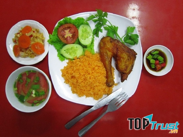 Cơm gà Hồng Ngọc đã có từ lâu đời, bao năm hương vị vẫn chẳng hề thay đổi