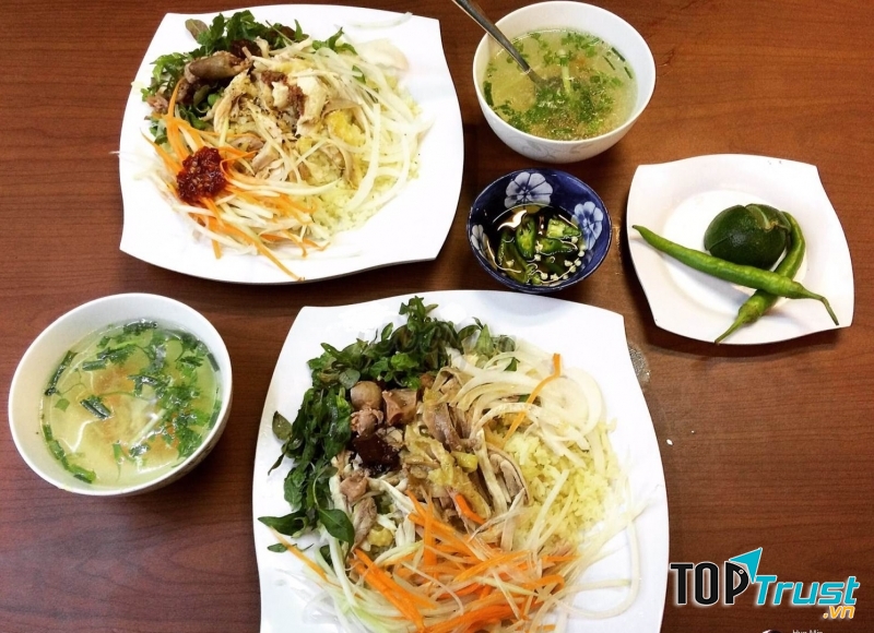 Cơm gà Lan là một trong những quán cơm gà ngon nức tiếng ở Hội An