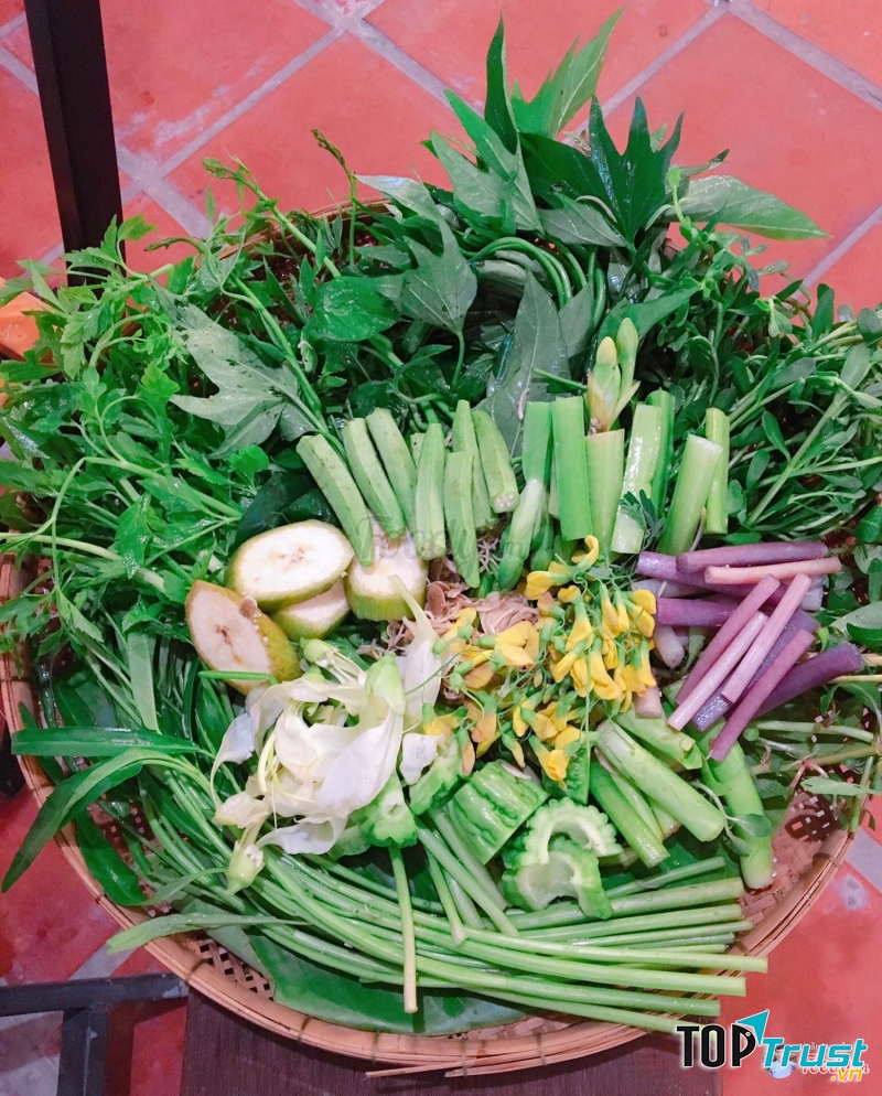 Một phần rau ăn kèm lẩu với đầy đủ loại rau.