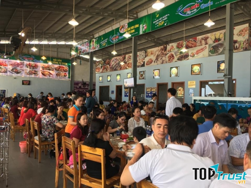 Quán Cua Biển luôn đông khách nhưng không kém phần thoáng đãng