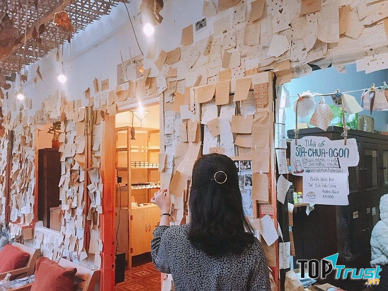 Đây là bức tường đặc biệt nhất. Nó được gắn lên bởi vô số những bức thư mà du khách từng ghé quán...Mời bạn đến đọc những lá thư đó để khi muốn bỏ cuộc, lại nhớ việc mình làm không chỉ cho riêng mình.