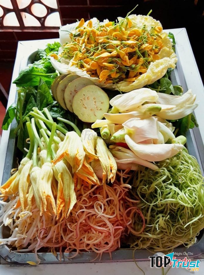 Phần rau đi kèm lẩu với đầy đủ các loại rau củ.