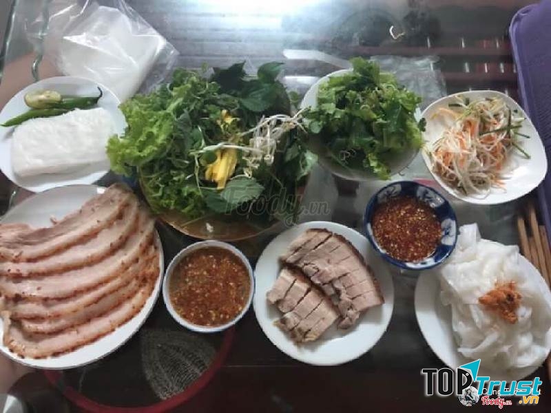 Bạn chọn bánh tráng cuốn thịt heo luộc hay thịt heo quay?