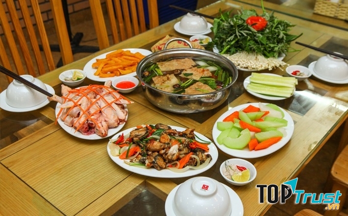 Đến với quán gà tươi Mạnh Hoạch, bạn sẽ được thưởng thức món lẩu gà tươi
