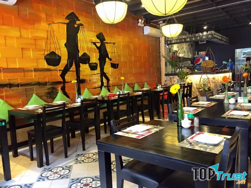 Gánh là một trong những quán bán nem nướng ngon ở Sài Gòn được giới trẻ yêu thích nhất.