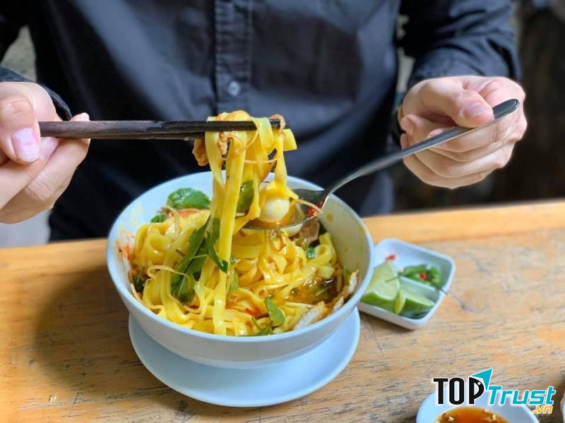 Thịt, tôm, trứng cũng khá nhiều, thấm nước đậm đà