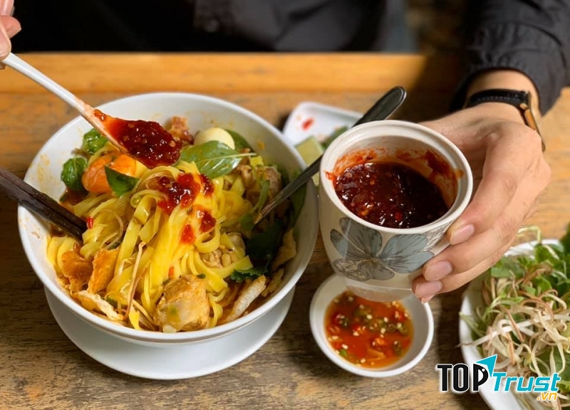 Nước lèo đậm đà,  tôm và thịt được rim vừa ăn và có độ tươi hấp dẫn