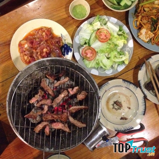 Phong cách nửa Hàn nửa Việt. Tức là mỗi món nướng dọn ra đều có kèm đồ ăn phụ như kim chi, đồ chấm, rau sống