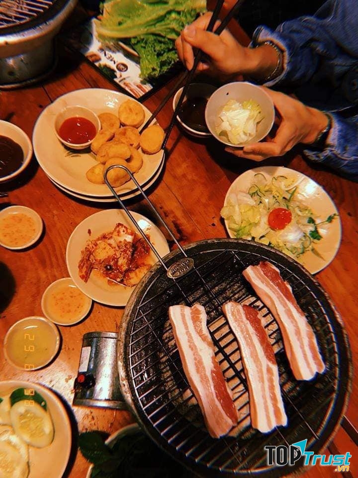 Mùa Đông mà cùng cạ cứng ngồi thưởng thức những miếng thịt nướng thơm lừng, nhâm nhi chút rượu cho ấm bụng, đúng thật tuyệt vời đúng không nào.