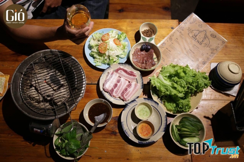 Khách hàng biết đến nơi đây bởi những món nướng thơm lừng, ngon miệng.