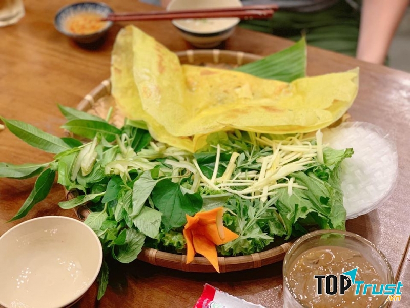 Bánh xèo rau rừng củ hủ dừa là món ăn được ưa chuộng tại địa chỉ này