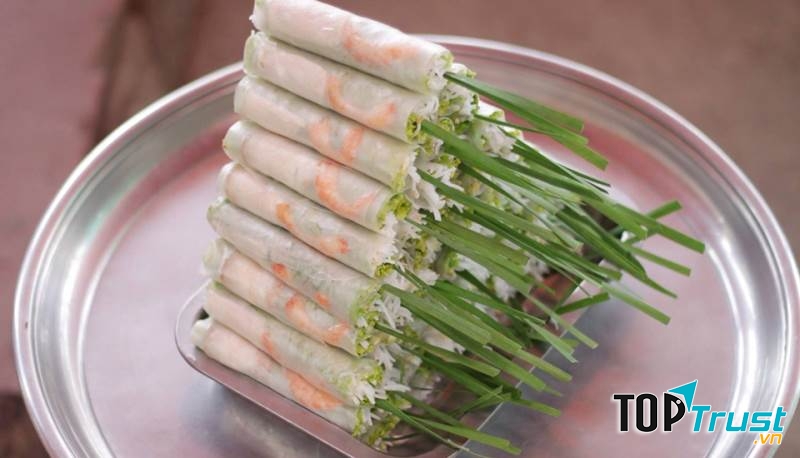 Món ăn vặt thơm ngon và hấp dẫn khiến quán trở thành địa điểm dừng chân quen thuộc của giới trẻ Mỹ Tho