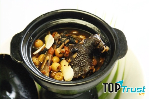 Vị ngon ngọt của gà hòa quyện cùng mùi thơm đặc trưng của thuốc bắc tạo nên món ăn thơm ngon khó cưỡng