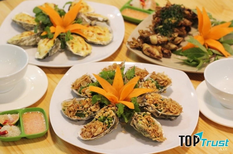 Những con hàu được sơ chế sạch sẽ nướng trên bếp đến khi chín tới thì rưới lên một lớp mỡ hành hoặc một lớp phô mai béo ngậy