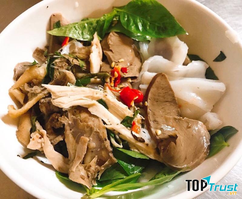 Ngoài thành phần chính là bánh ướt và lòng gà ăn cùng với đó là chén nước mắm pha với công thức chuẩn