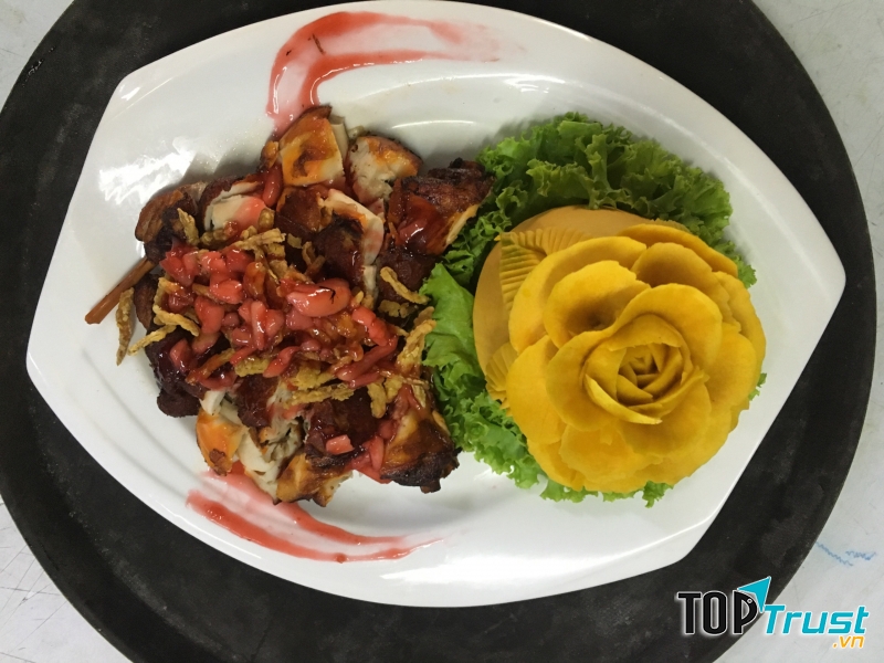 Món thịt thỏ được trang trí bắt mắt trên đĩa