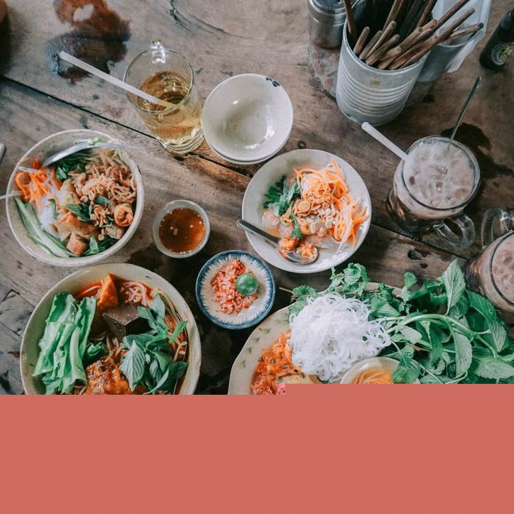 Menu của quán cũng có nhiều món ăn dân giã, quen thuộc của vùng Nam Bộ như: bánh tằm, bánh đúc, bánh chuối, gỏi, bánh lá, bánh tép chiên, cá kho niêu đất…