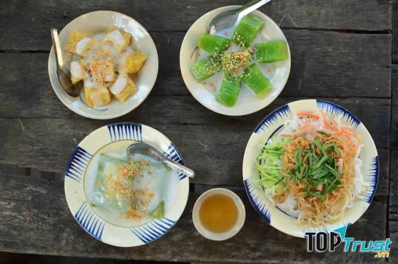 Món bánh đúc được làm rất khéo, nhìn vào màu xanh của da bánh gợn sóng như một bức tranh sơn thủy đã đủ để xiêu lòng
