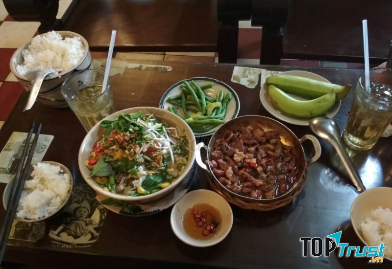 Bữa cơm quê dân dã tại quán Hồi Đó