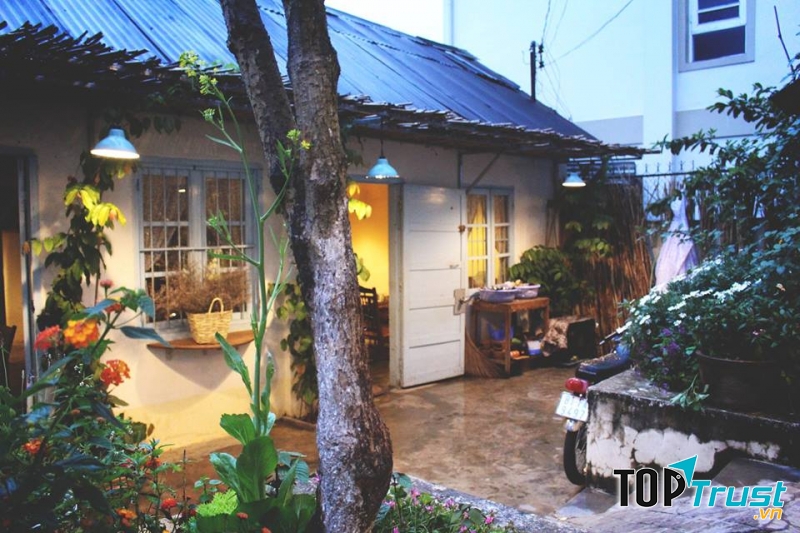 Quán Hồi Xưa nằm dưới một con dốc nhỏ, rất đẹp và yên tĩnh