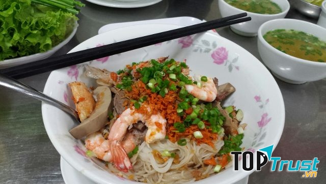 Không cần quá lâu để đợi chờ một tô hủ tiếu nóng hổi ngon miệng cho buổi trưa bụng đói.