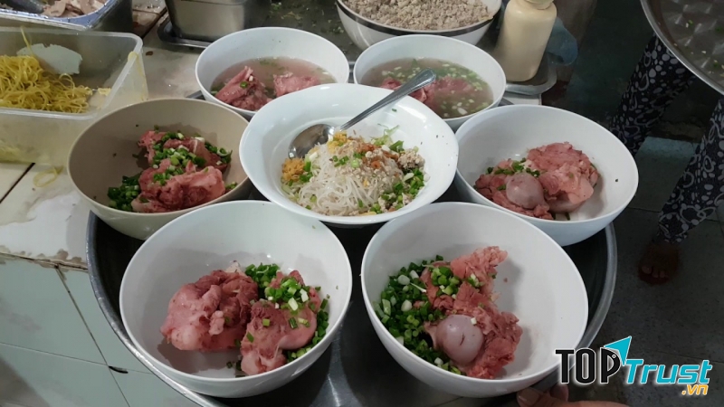 Hủ tíu xương hầm