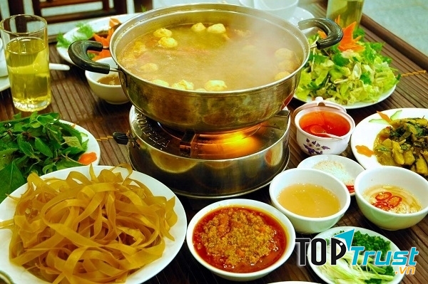 Quán lẩu bình dân Hương luôn thu hút rất nhiều thực khách