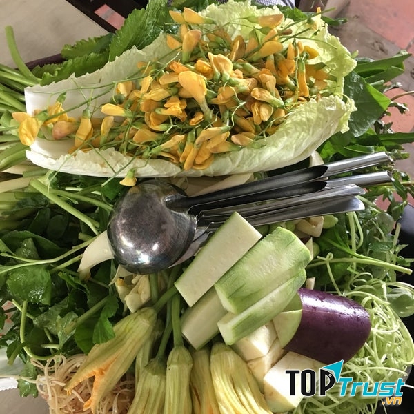 Phần rau ăn kèm lẩu mắm bao gồm bông điên điển, mướp , bông bí..