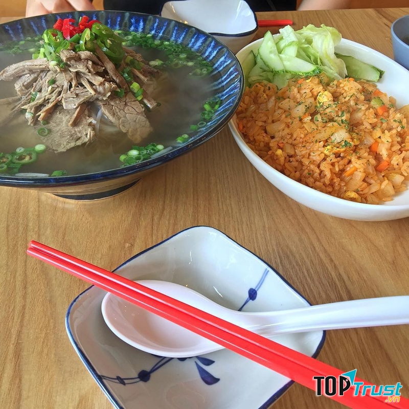 Quán il Phở