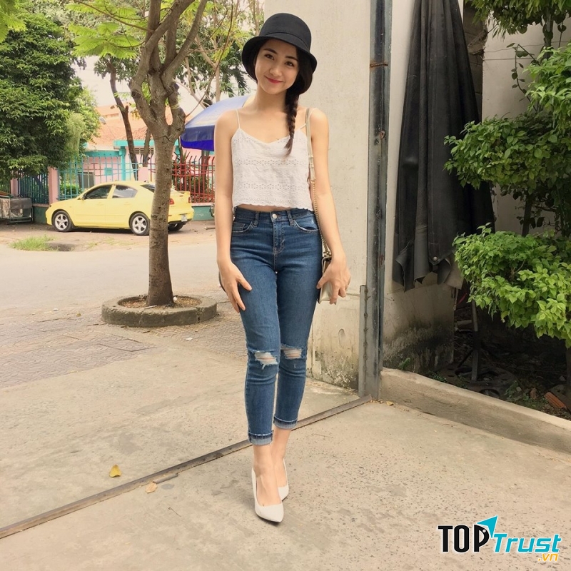 Hòa Minzy tự tin xuống phố với áo hai dây và quần jean rách bó năng động và cá tính