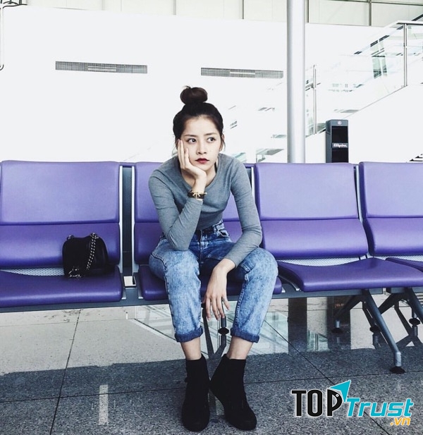 Áo tay dài xám kết hợp cùng quần jean kèm giầy thể thao tạo thành một set đồ đơn giản mà năng động, chiếc túi xách góp phần làm cho set đồ trở nên hoàn thiện hơn