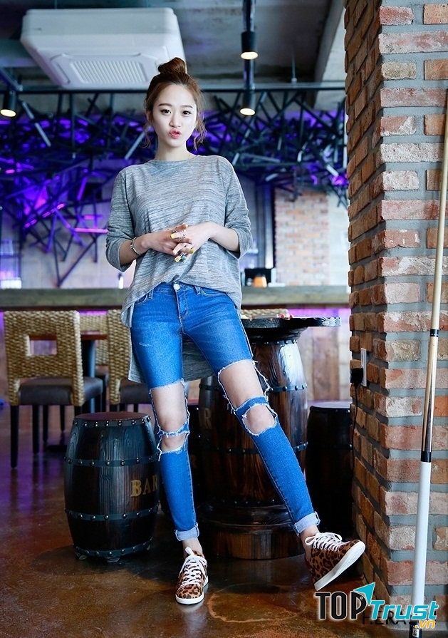 Jean rách gối bụi bặm kết hợp cùng áo trông vừa bắt mắt, vừa cá tính và để set đồ hoàn hảo hơn thì giầy thể thao trắng là món đồ không thể thiếu của bạn