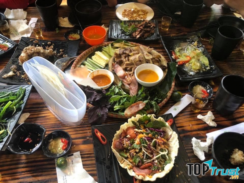 Quán Kiến phục vụ nhiều món ăn