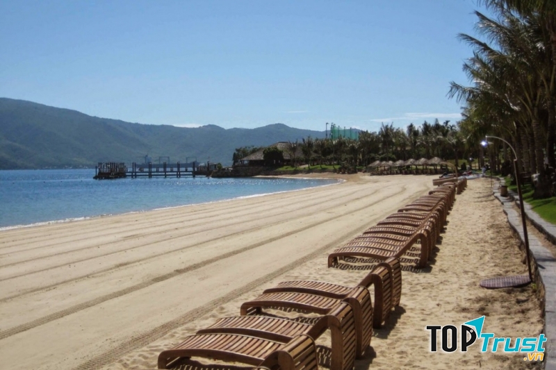 Bãi tắm Quan Lạn