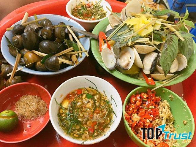 Những con ốc tươi ngon, béo to, thịt mềm được làm sạch sẽ, kết hợp với nước chấm riêng của quán làm nên hương vị không thể nào quên