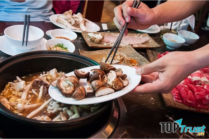 Lẩu Nấm Ashima mang đến rất nhiều sự lựa chọn về nấm, từ nấm thường đến những loại đặc biệt